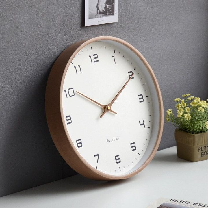 Accessoire intérieur chic: horloge murale en bois de design scandinave, apporte une touche nordique au salon.