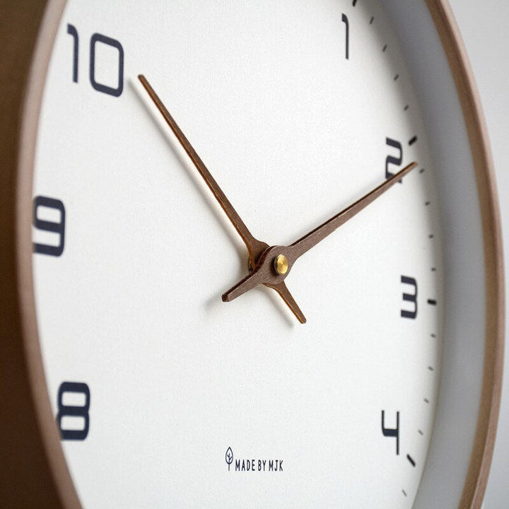 Superbe horloge murale en bois, style scandinave épuré, accent parfait pour une maison moderne et élégante.
