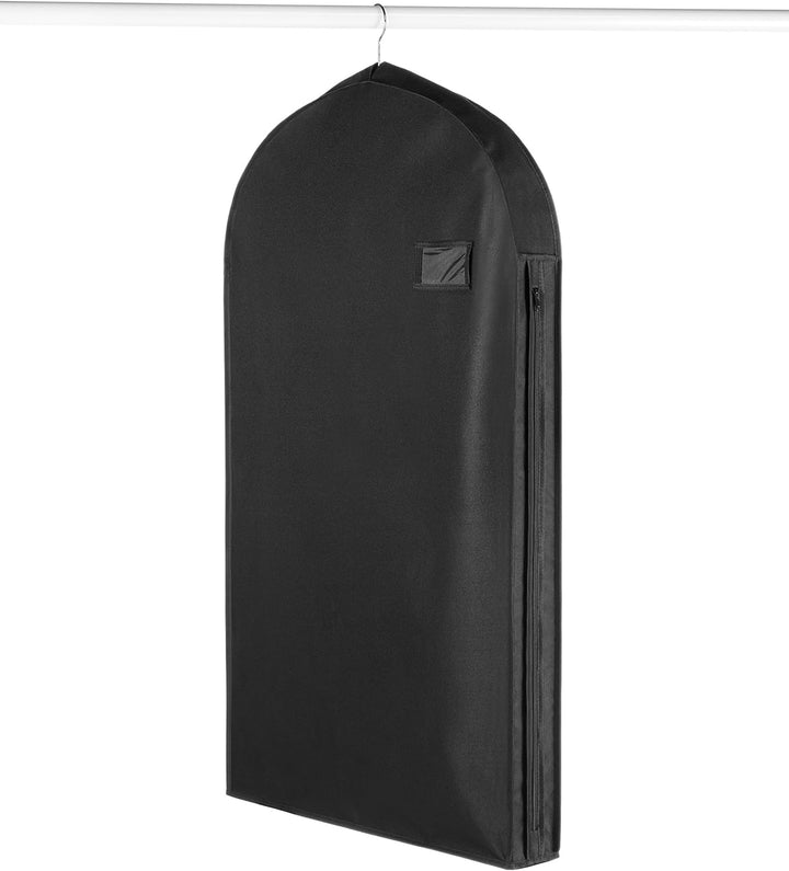Housse de voyage noire zippée et déperlante pour protéger les vêtements. Protection unisexe idéale pour costumes.