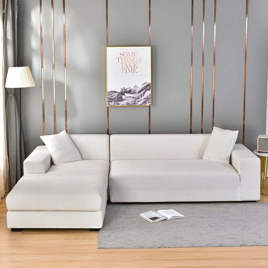 Salon harmonieux avec housse de canapé extensible crème, design intérieur et protection meuble durable.