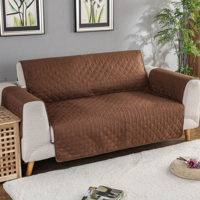 Protection de canapé imperméable et anti-animaux, couleur taupe. Housse matelassée confortable pour un salon propre.