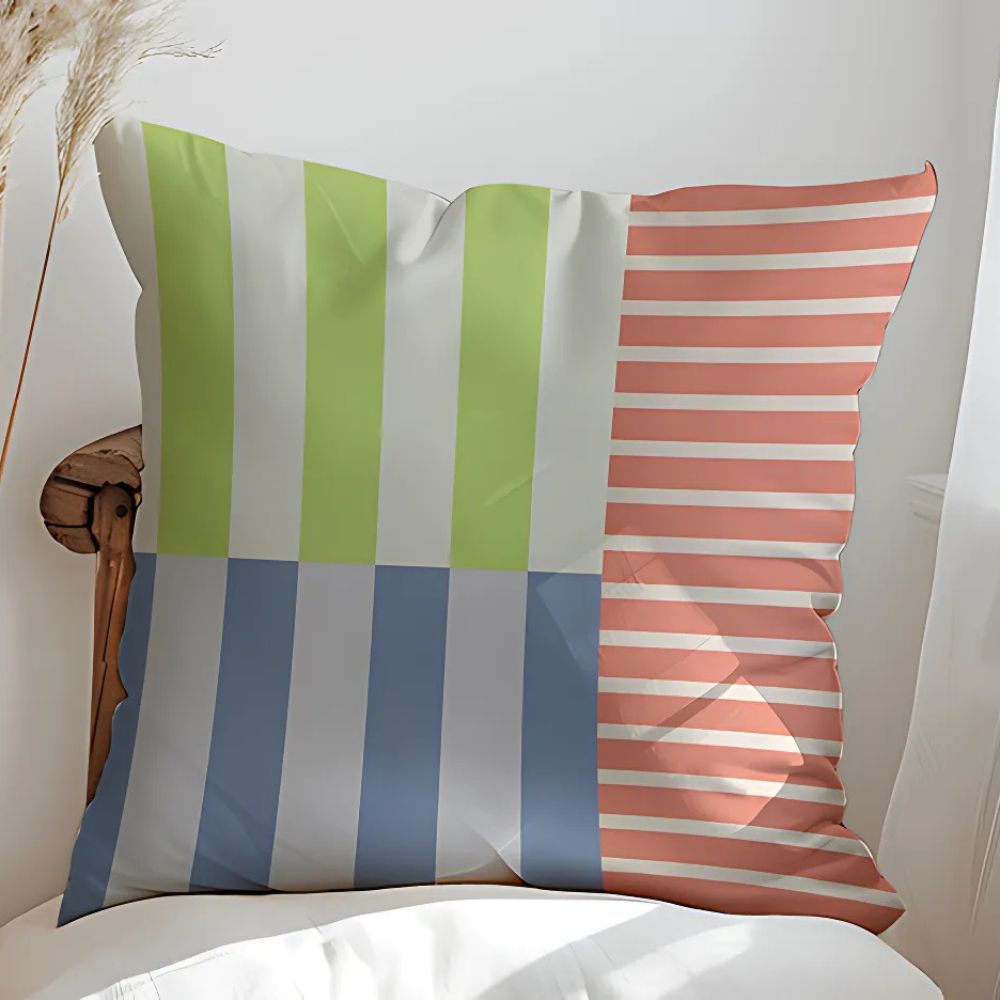 Housse de coussin décorative motifs rayures et carrés, idéale pour un salon design et confortable.