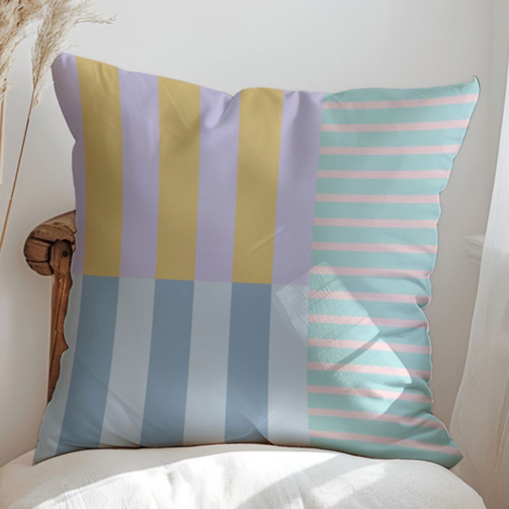 Housse de coussin élégante à rayures et carrés, accessoire maison chic pour un intérieur moderne.