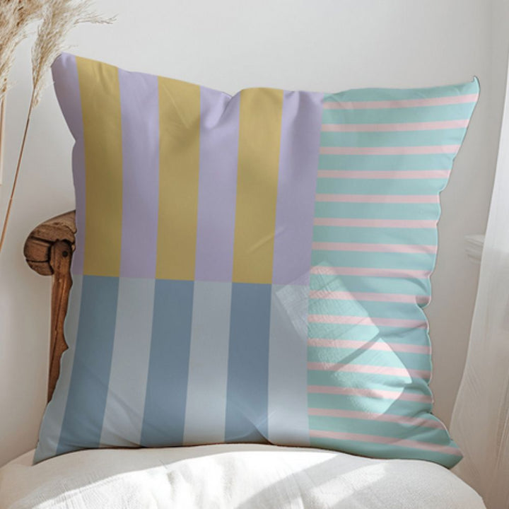 Housse de coussin élégante à rayures et carrés, accessoire maison chic pour un intérieur moderne.