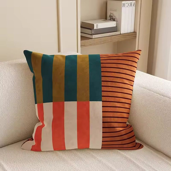 Housse de coussin contemporaine avec design géométrique rayé et carré, parfaite déco salon.
