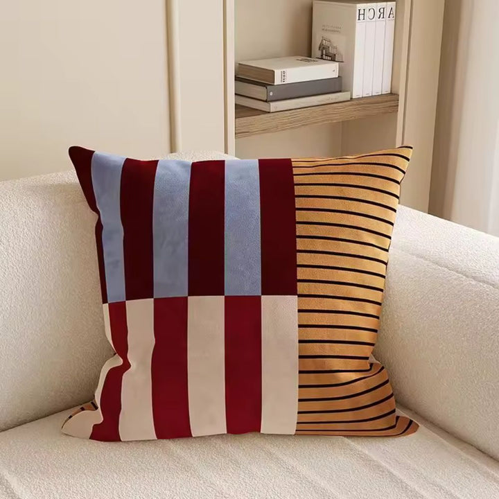 Housse de coussin confort moderne, motifs rayures et carrés pour une déco de salon chic.