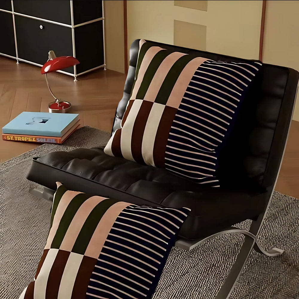 Housse de coussin stylée à rayures et carrés, apporte une touche contemporaine à votre salon.