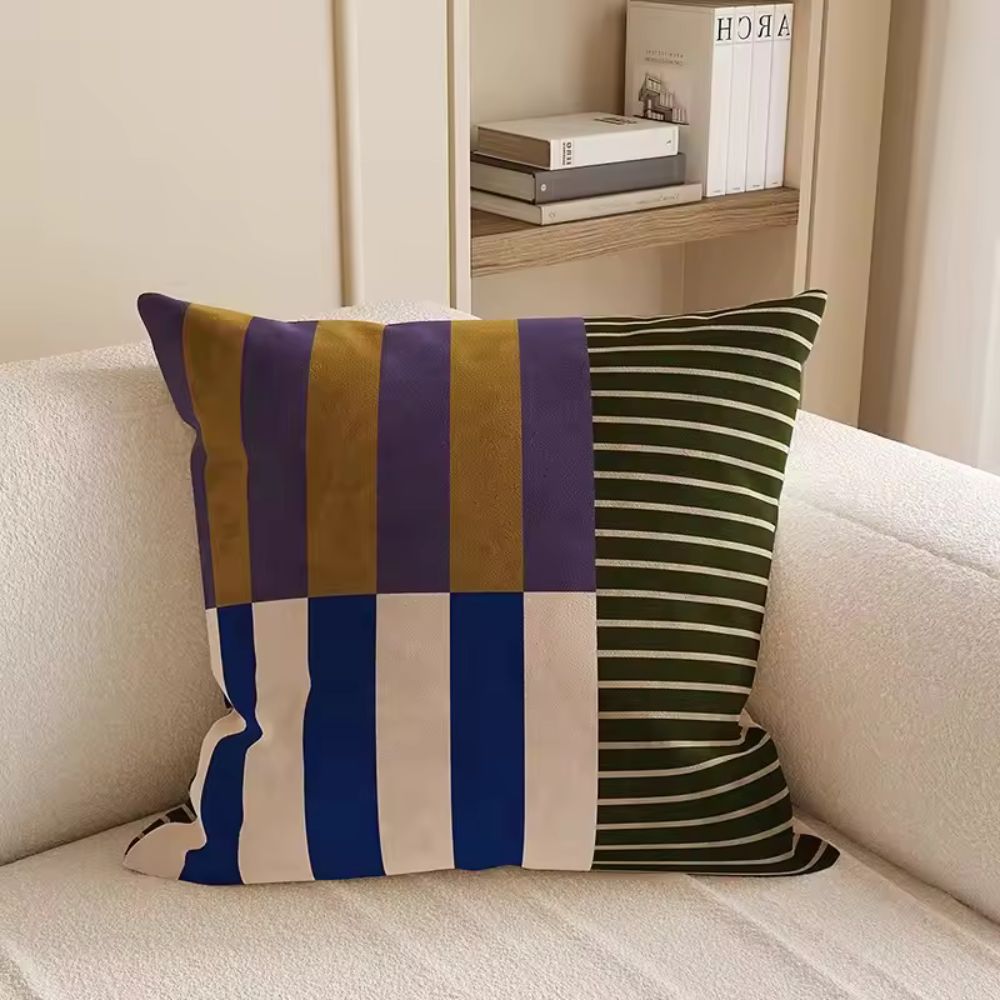 Housse de coussin à motifs carrés et rayures, accessoire design pour rehausser le style de votre salon.