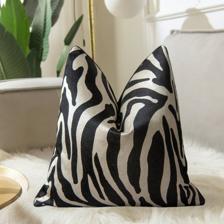 Housse de coussin zébrée luxe en microfibre pour salon moderne et chic.