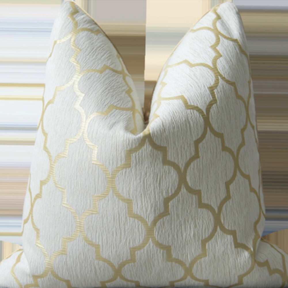 Décoration intérieure: housse de coussin design zèbre pour chambre élégante.