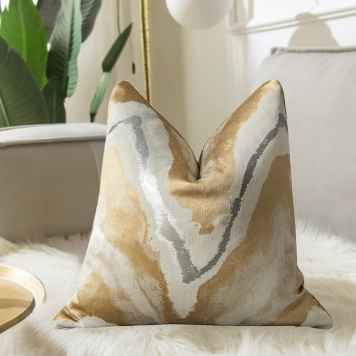 Accessoire de décoration: housse de coussin zébrée en microfibre pour canapé.