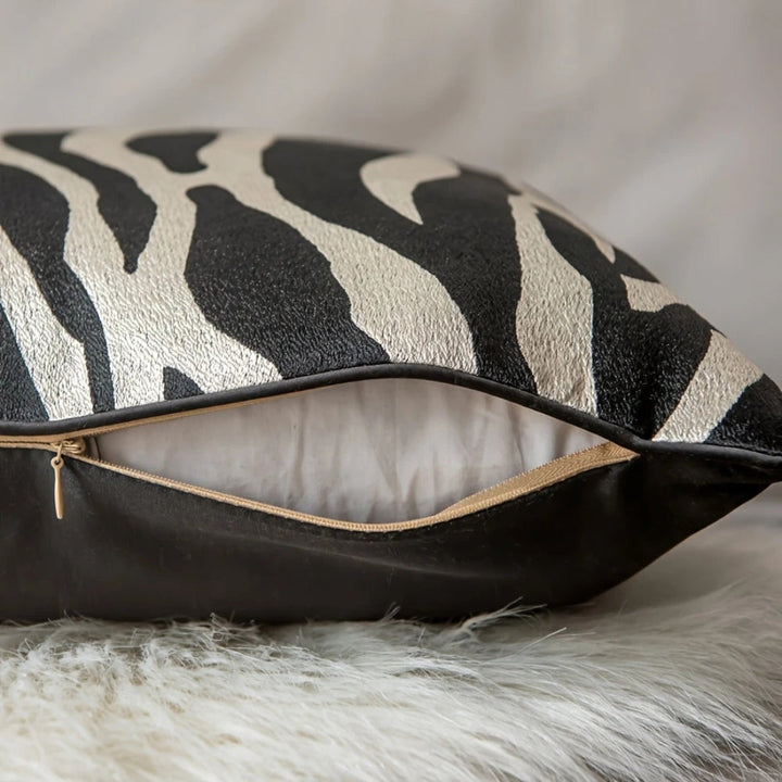 Décoration intérieure moderne avec housse de coussin zébrée en tissu doux.