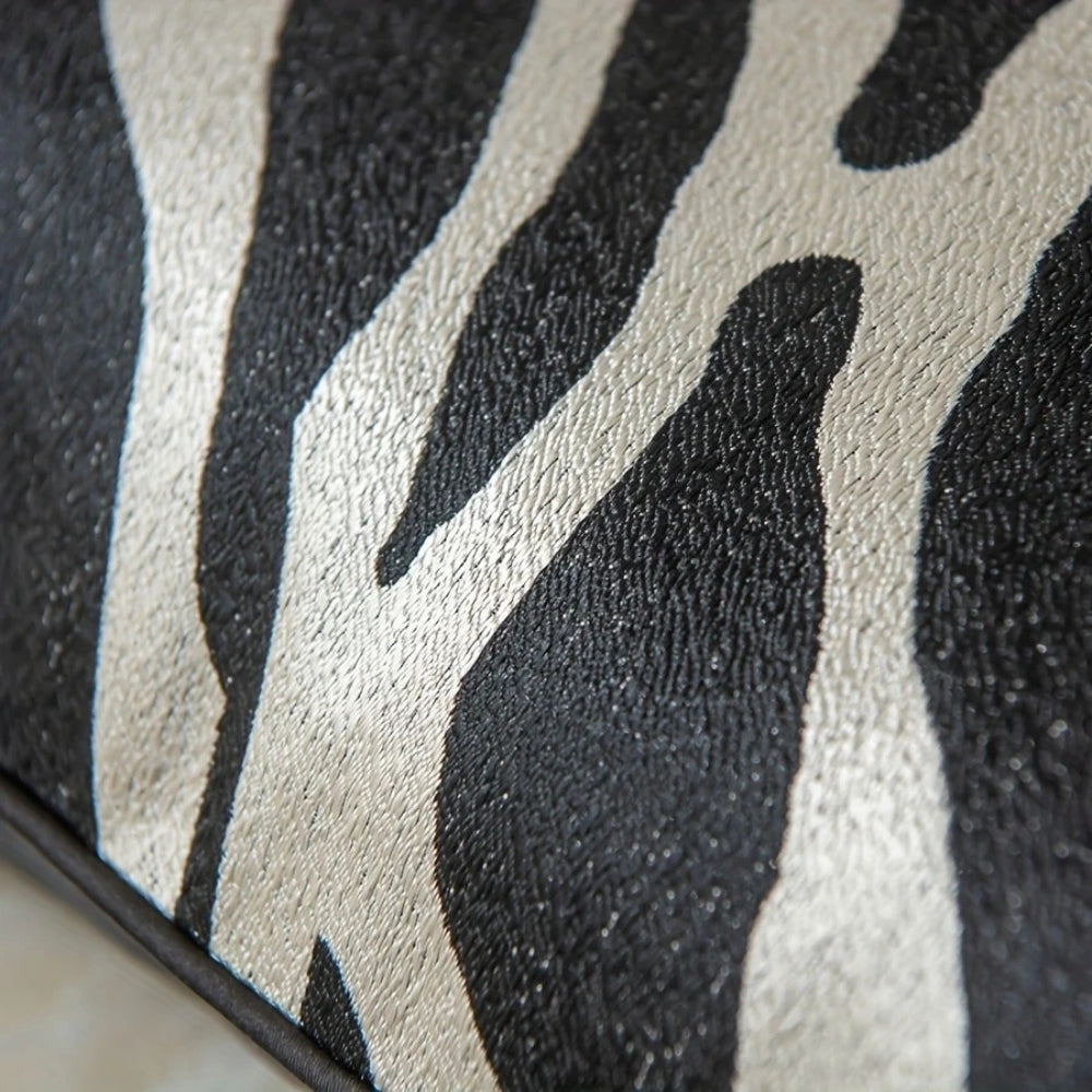Housse de coussin zèbre chic pour chambre à coucher, style contemporain.