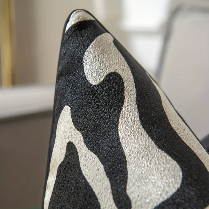 Coussin zébré de luxe, housse en microfibre pour une touche moderne.