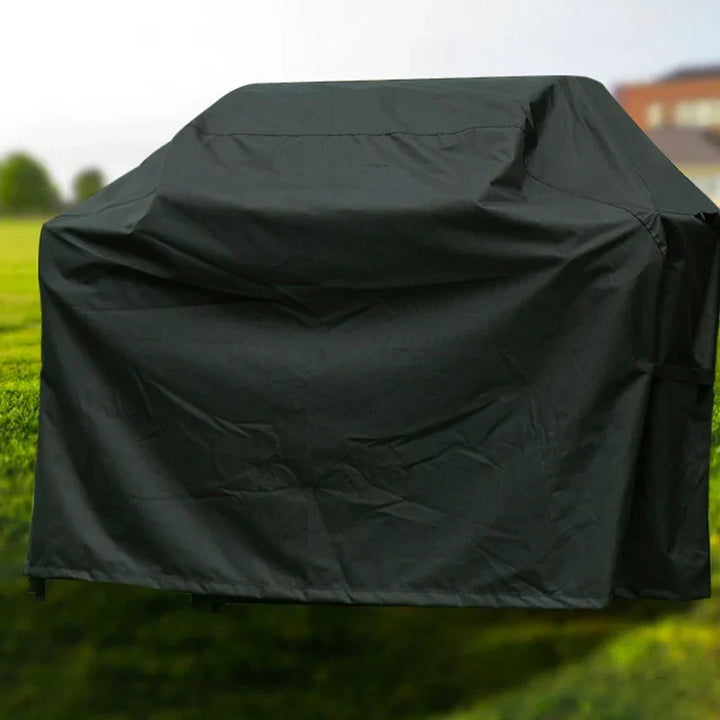 Protégez votre barbecue du soleil et de la pluie avec cette housse noire universelle pour jardin.