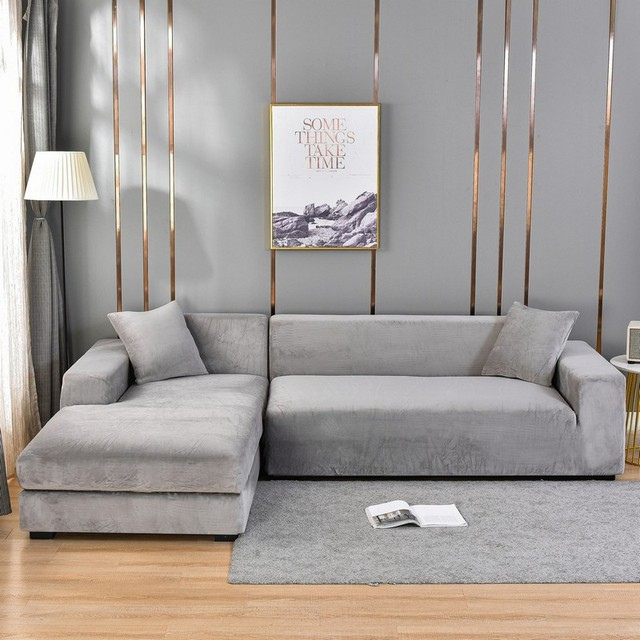 Canapé rénové: housse extensible en velours doux, protège efficacement contre taches et poils.