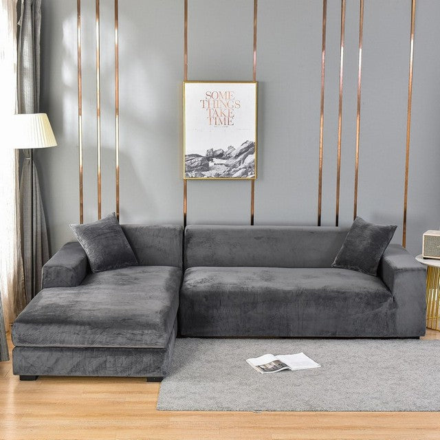 Housse de canapé confortable en velours extensible, idéal pour un intérieur stylé et protégé.