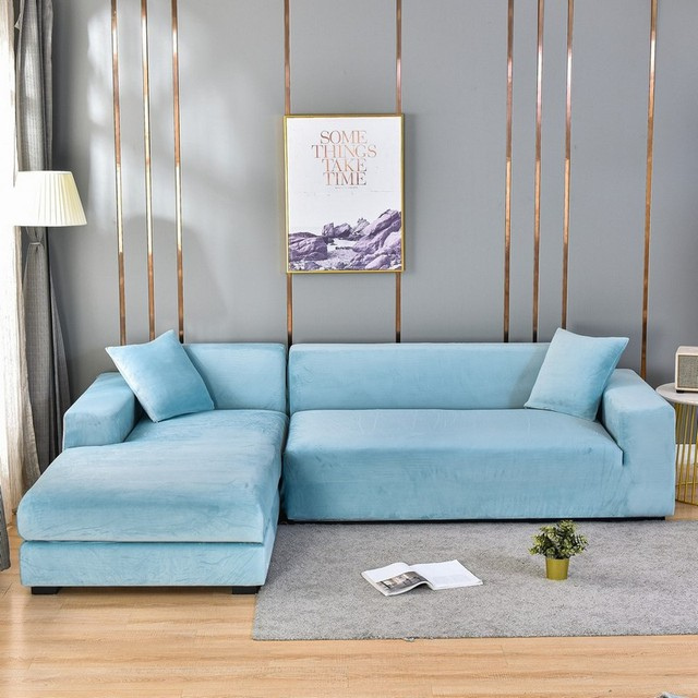 Housse de canapé antitache en velours extensible, protection efficace et décoration élégante.