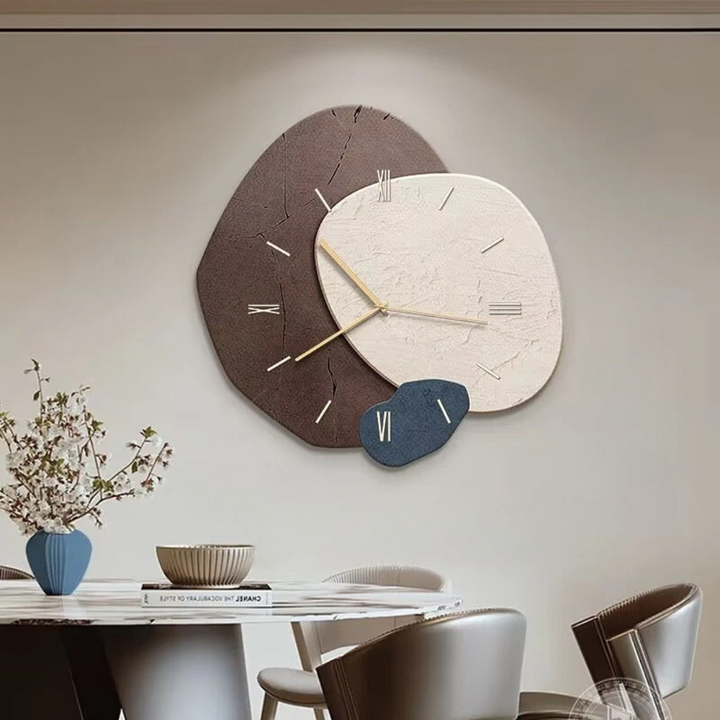 Horloge murale design en bois clair, avec éclairage LED intégré, parfaite pour une décoration murale moderne et pratique.