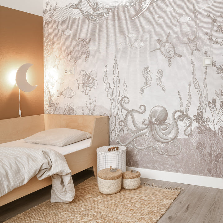 Lampe murale lune beige pour chambre d'enfant. Éclairage doux, décoration apaisante, veilleuse parfaite.