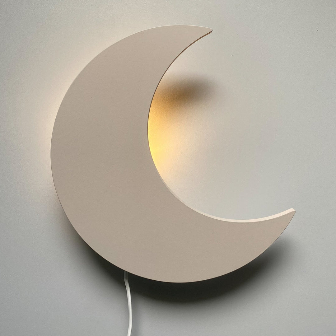 Veilleuse murale lune beige, lampe décorative en MDF pour chambre enfant. Éclairage doux et apaisant.