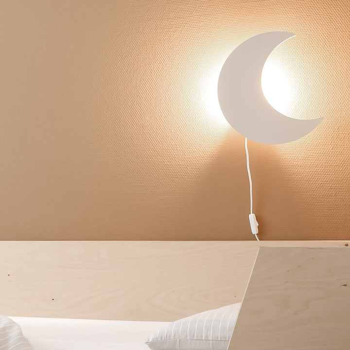 Lune murale beige pour chambre enfant. Applique MDF avec lumière douce, idéale comme veilleuse apaisante.