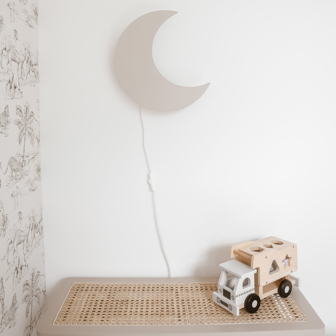 Applique lune beige apaisante pour chambre de bébé. Lampe murale en MDF, lumière douce et chaleureuse.