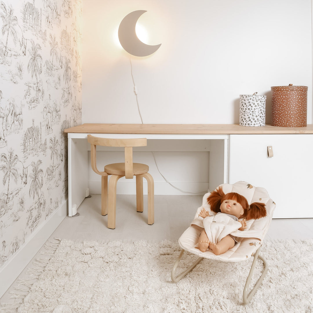 Décoration lumineuse murale lune beige en MDF. Applique pour chambre enfant, éclairage doux et sécurisant.