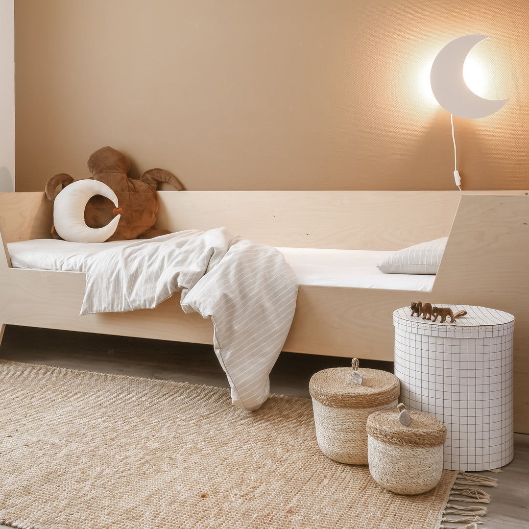 Applique murale MDF, forme de lune beige. Idéale pour chambre enfant, crée une lumière douce et une ambiance calme.