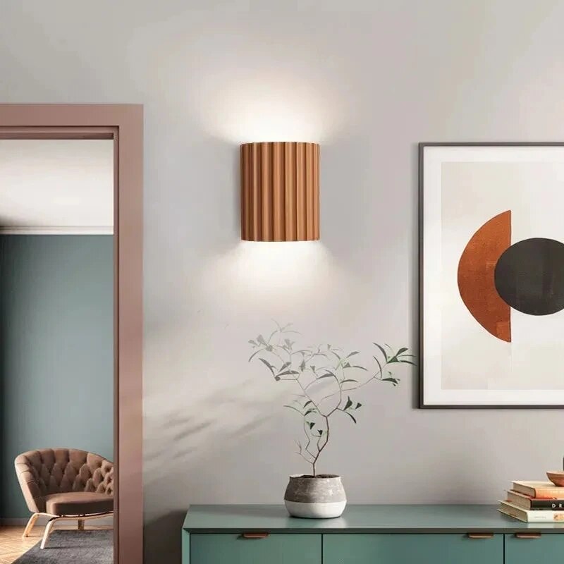 Élégante applique LED en résine, luminaire moderne pour salon et chambre.
