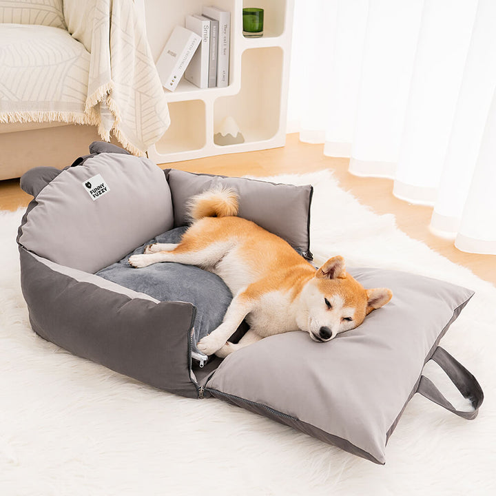 Lit voiture chien rembourré gris, avec sangle de sécurité intégrée pour sa protection.