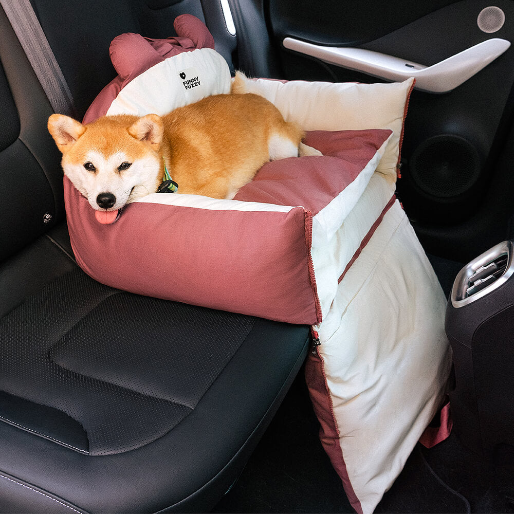 Lit douillet pour chien, assure un confort optimal en voiture lors des longs trajets.