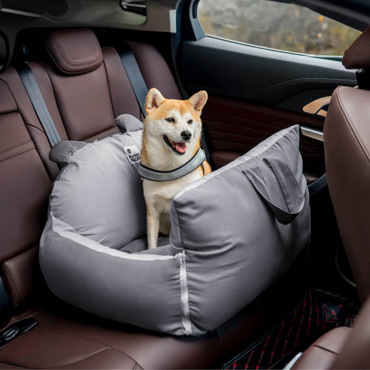Sécurisez votre chien en voiture avec ce lit de voyage résistant et ergonomique.