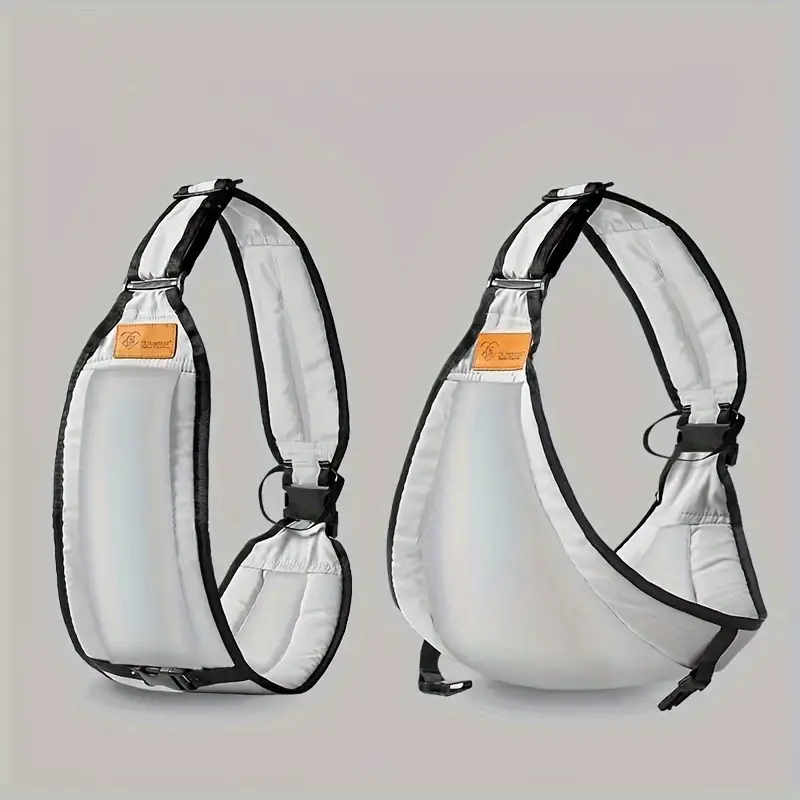 Parent portant bébé avec un porte-bébé ergonomique noir, ajustable pour un portage facile et sécurisé.