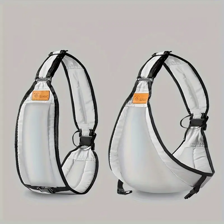 Parent portant bébé avec un porte-bébé ergonomique noir, ajustable pour un portage facile et sécurisé.