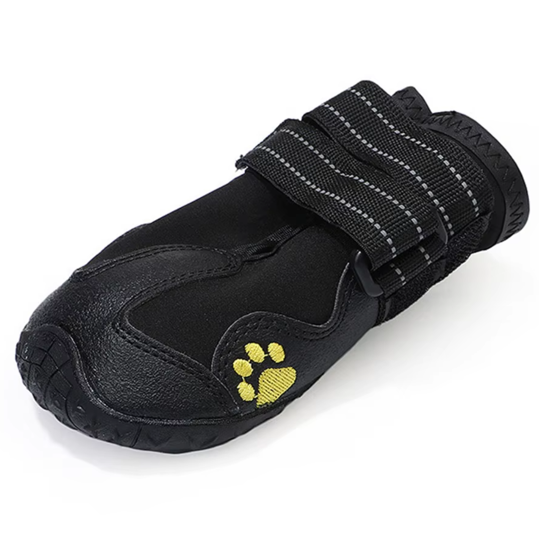 Chaussures chien anti-dérapantes pour la sécurité canine, idéales sur toutes les surfaces extérieures.