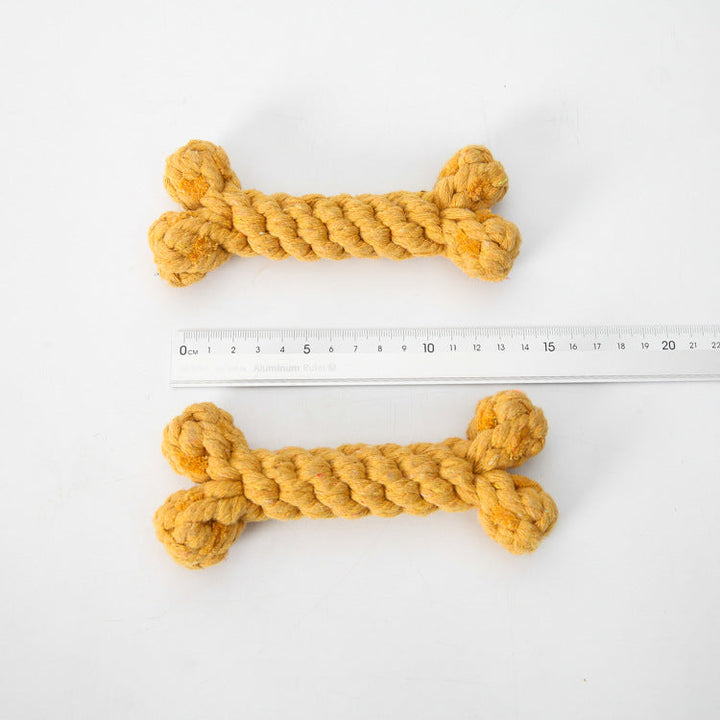 Chien mâchant jouet CleanChew en corde tressée, nettoyant les dents et renforçant la santé canine.