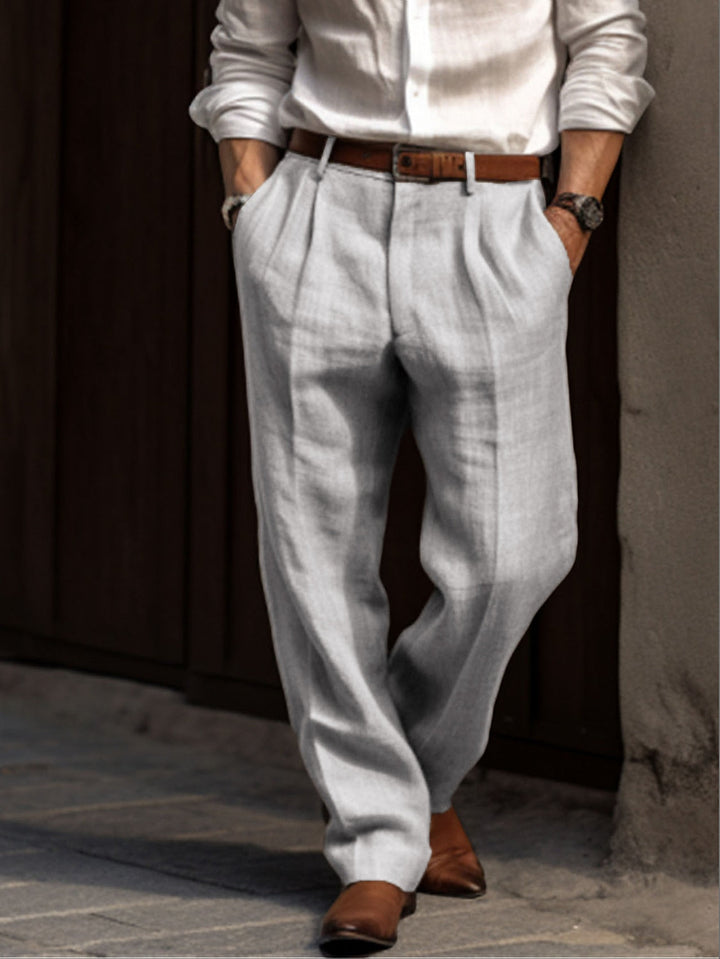 Détail du tissu en lin léger et respirant du pantalon homme, offrant confort et style chic.