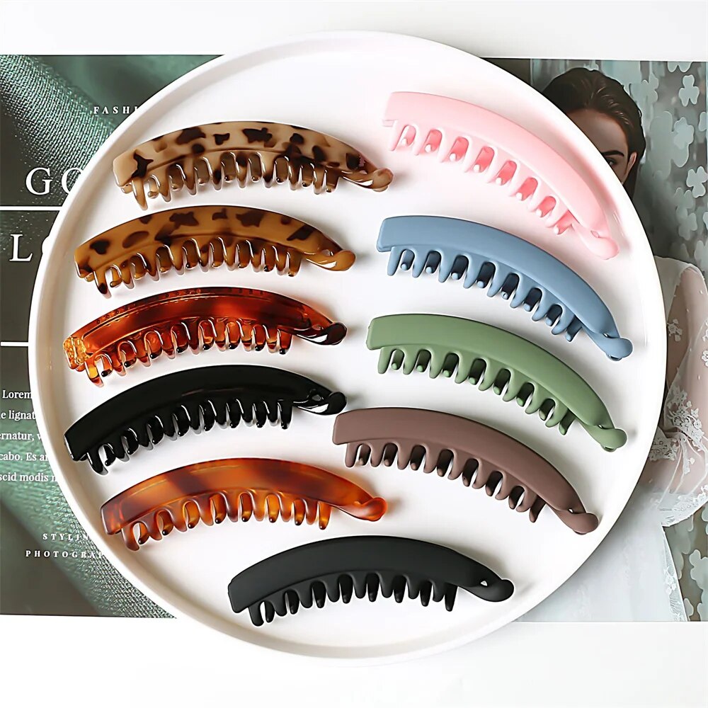 Accessoire cheveux tendance : barrette banane mate pour femmes, parfait pour queue de cheval ou chignon décontracté.