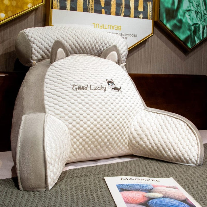 Coussin Opulounge ergonomique en mousse mémoire pour soutien dorsal lombaire, soulageant les douleurs au bureau ou en voiture.