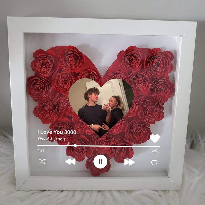 Cadre photo en forme de cœur, personnalisé pour créer un souvenir durable. Cadeau romantique parfait.