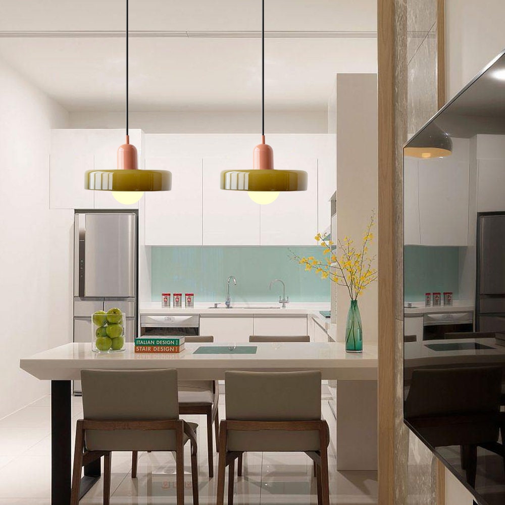 Élégante suspension Bauhaus, verre coloré pour un éclairage design et une décoration unique.