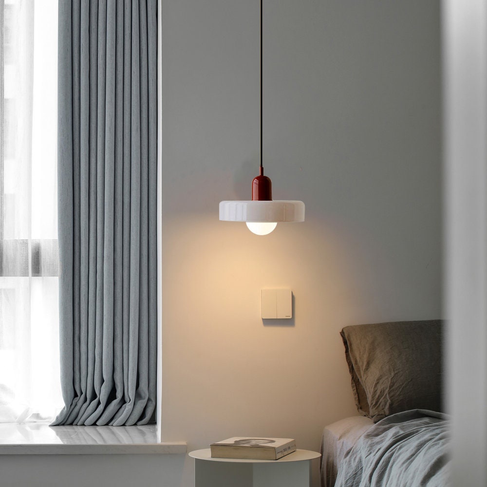 Élégante suspension Bauhaus en verre coloré, pour un éclairage design et un intérieur chic.