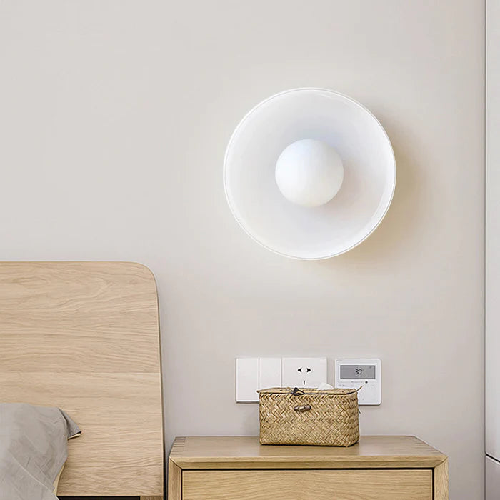 Plafonnier LED rond, design moderne et polyvalent, pour tout intérieur.