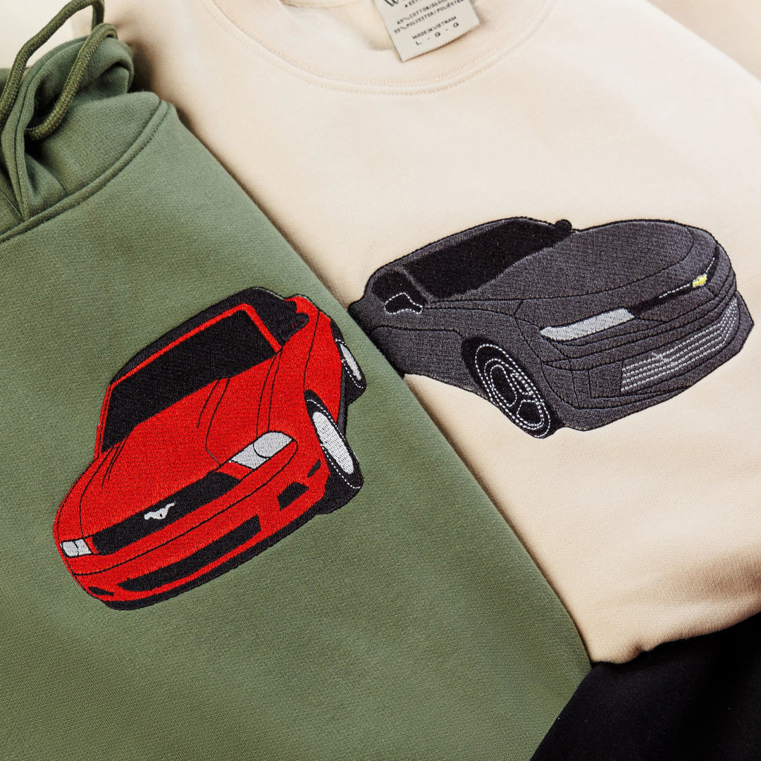 Cadeau original : sweatshirt personnalisé CarStitch avec broderie voiture unique pour passionnés.