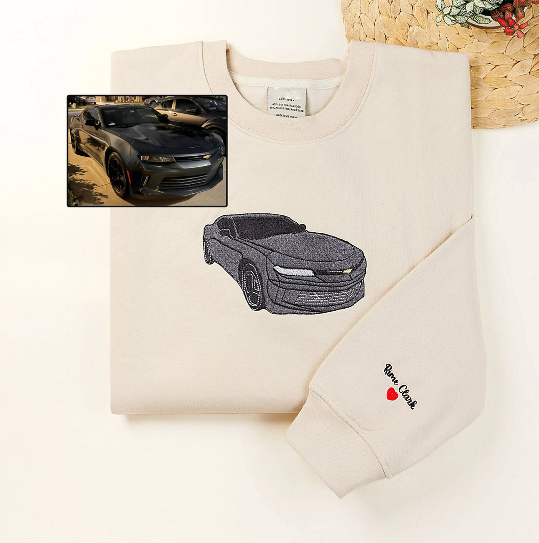 Confortable sweat à capuche unisexe CarStitch. Broderie voiture personnalisée, parfait pour tout style.