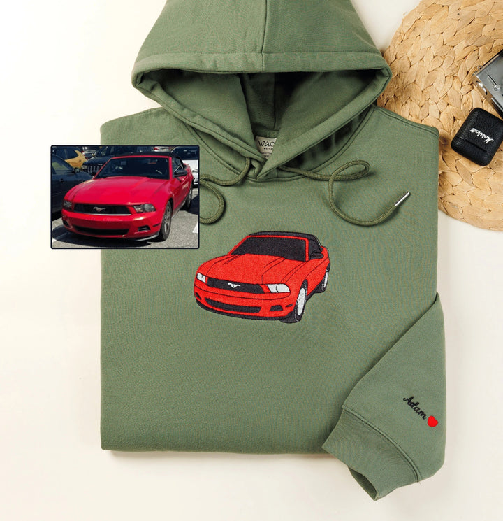 Sweatshirt brodé de voiture, style unisexe unique CarStitch. Vêtement personnalisé de haute qualité.