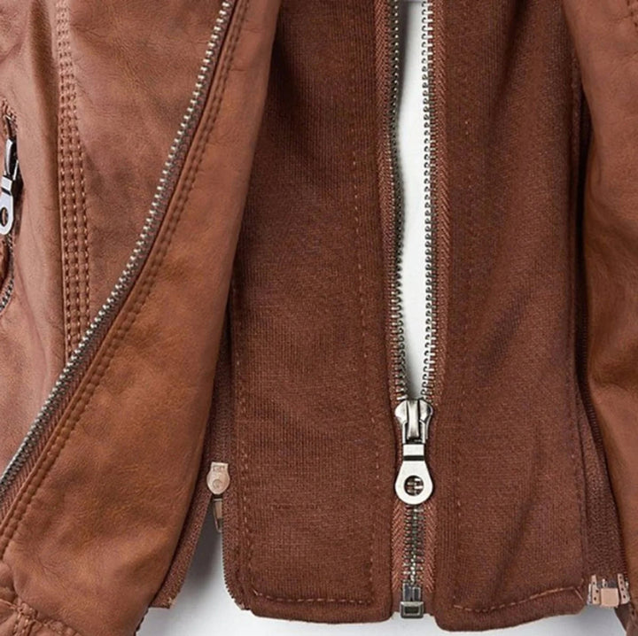 Veste femme cintrée élégante, souligne la silhouette. Idéale pour un look moto chic et urbain.