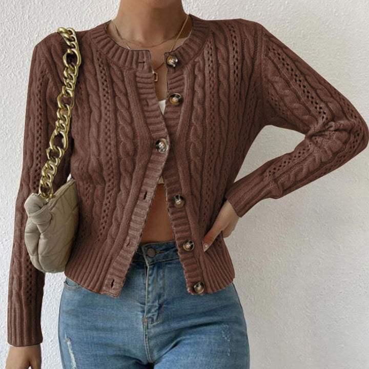 Cardigan femme doux et torsadé, col rond, manches longues. Vêtement élégant pour la saison froide.