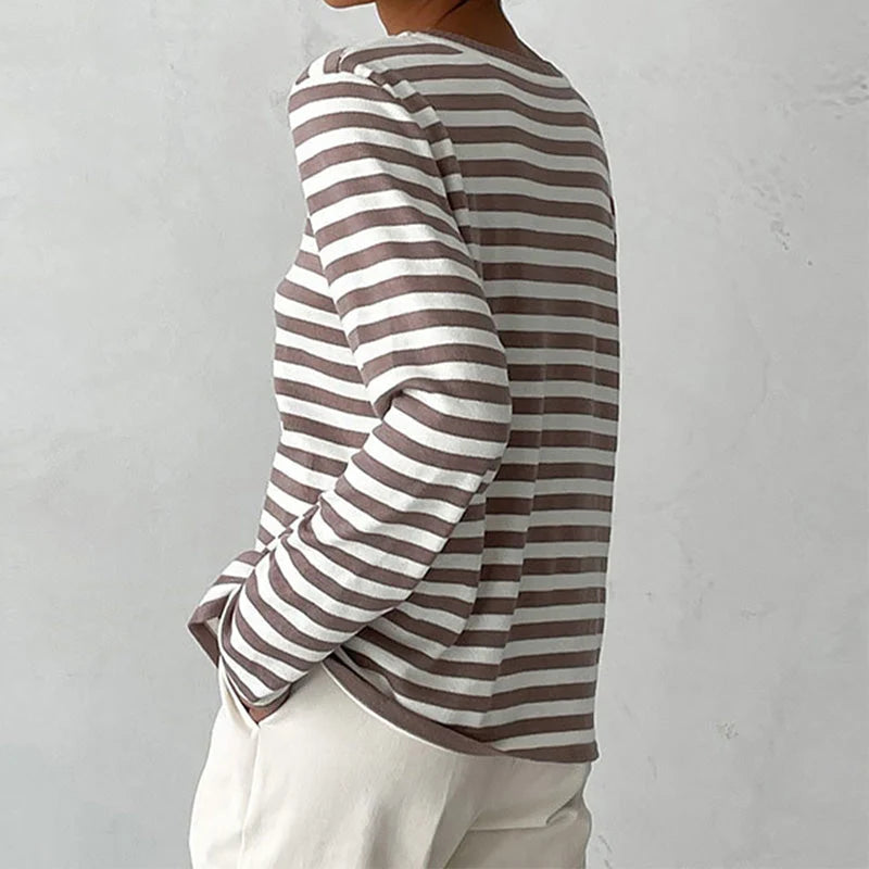 Pull d'hiver femme rayé, élégant et chaud, avec des manches longues pour un confort maximal.